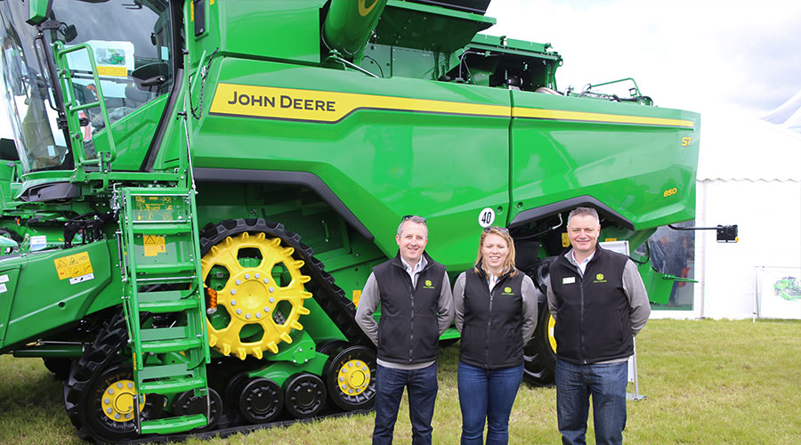 John Deere S7 Combine Harvester Green with colleagues