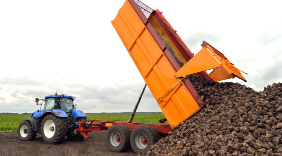 Tilly Pass, NFU Mutual, DVSA, British Sugar, Suffolk Police, Yellow Wellies and Richard Western Trailers shared advice for sugar beet growers.