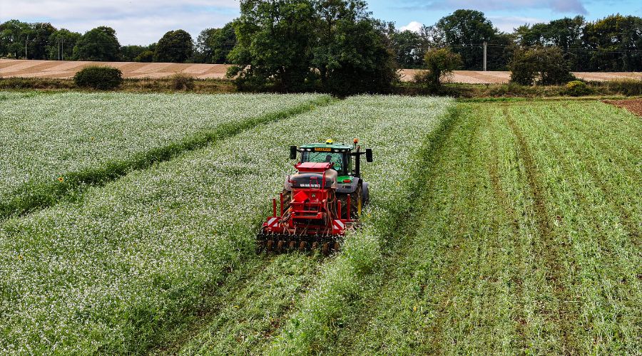 Weaving Machinery GD Disc Drill in farmer's field